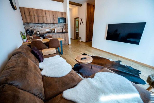 Apartmá na Šumavě Pila Kvilda - pohled na moderně zařízený obývák s kuchyňkou